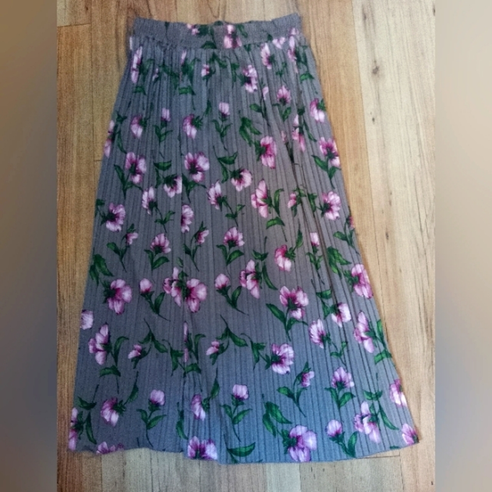 Anna Morgan floral pleated midi/long skirt Size: L